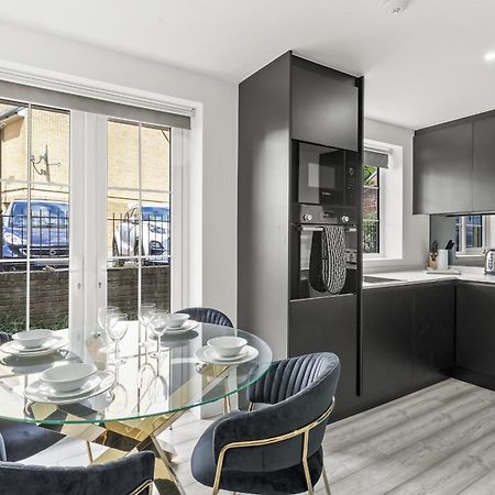 Elegant Apartments In Staines L Free Onsite Parking Exterior foto