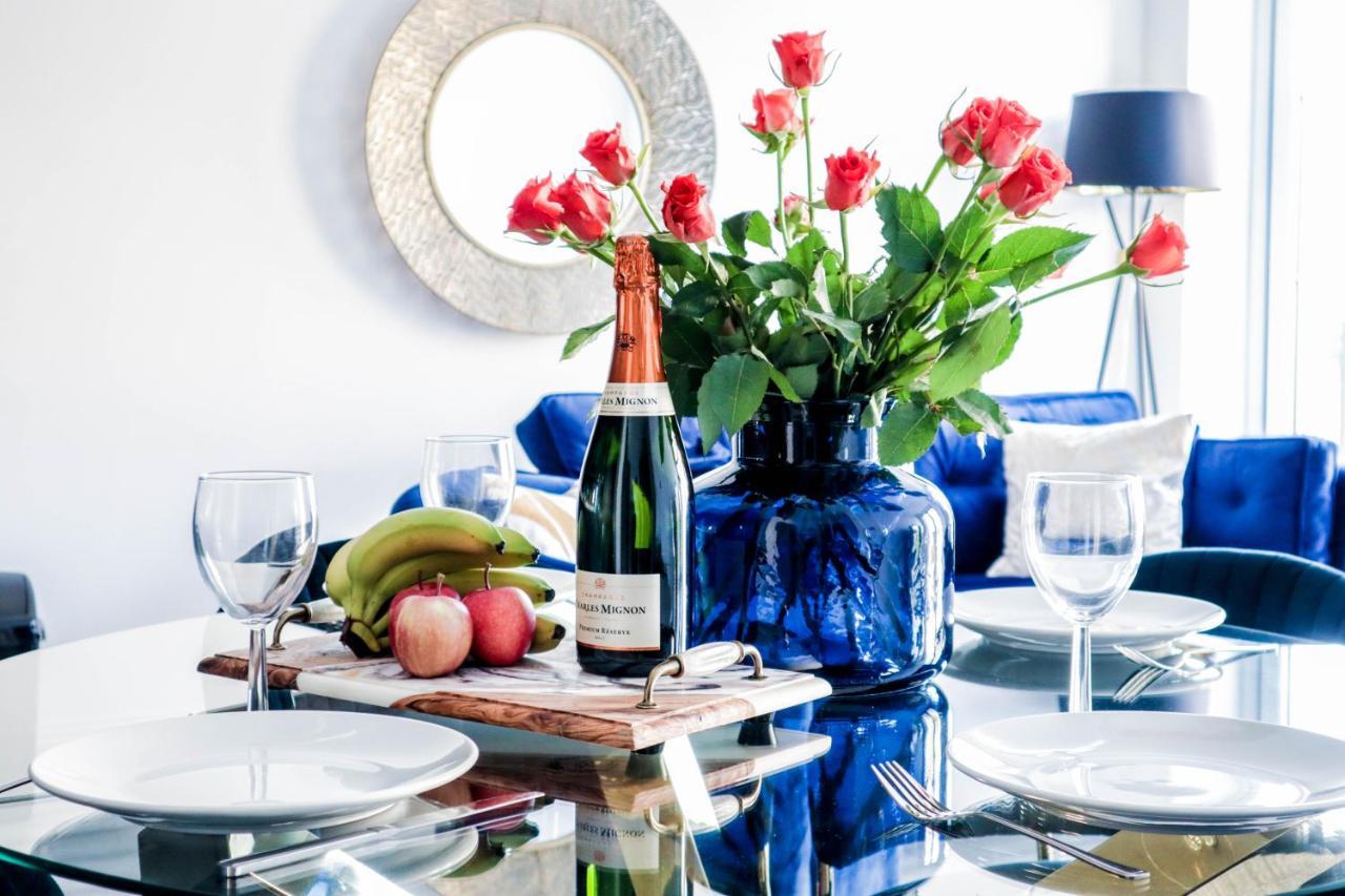 Elegant Apartments In Staines L Free Onsite Parking Exterior foto