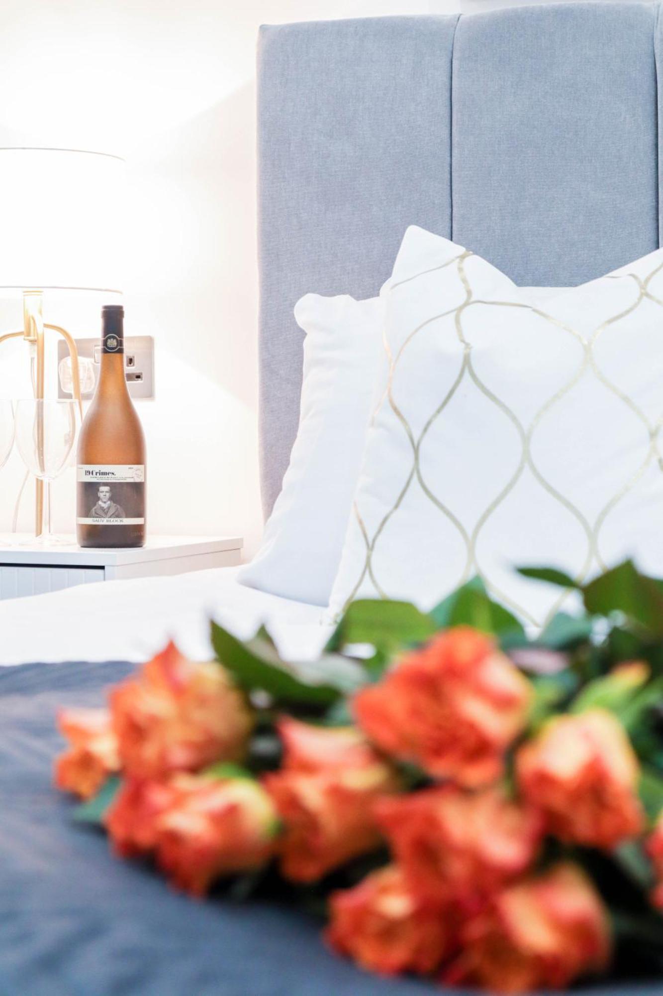 Elegant Apartments In Staines L Free Onsite Parking Exterior foto