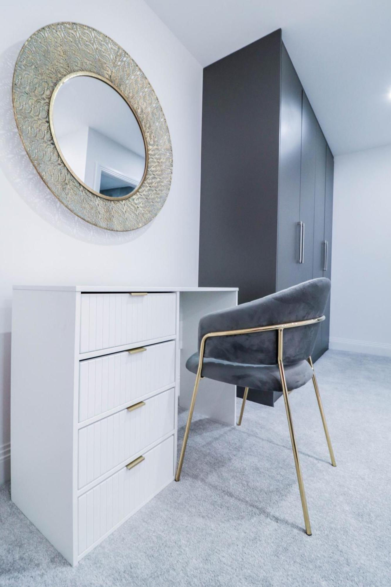 Elegant Apartments In Staines L Free Onsite Parking Exterior foto