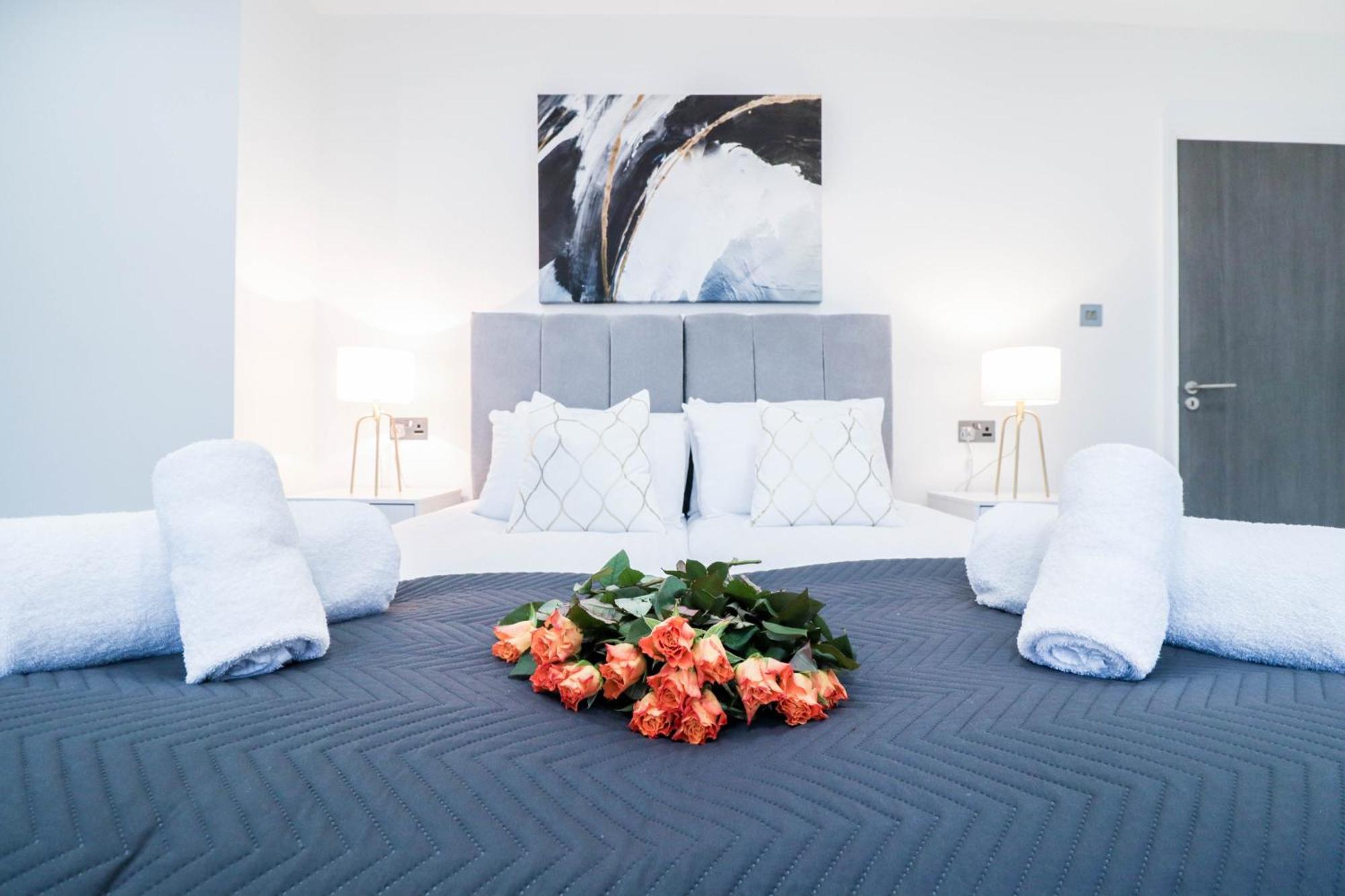 Elegant Apartments In Staines L Free Onsite Parking Exterior foto