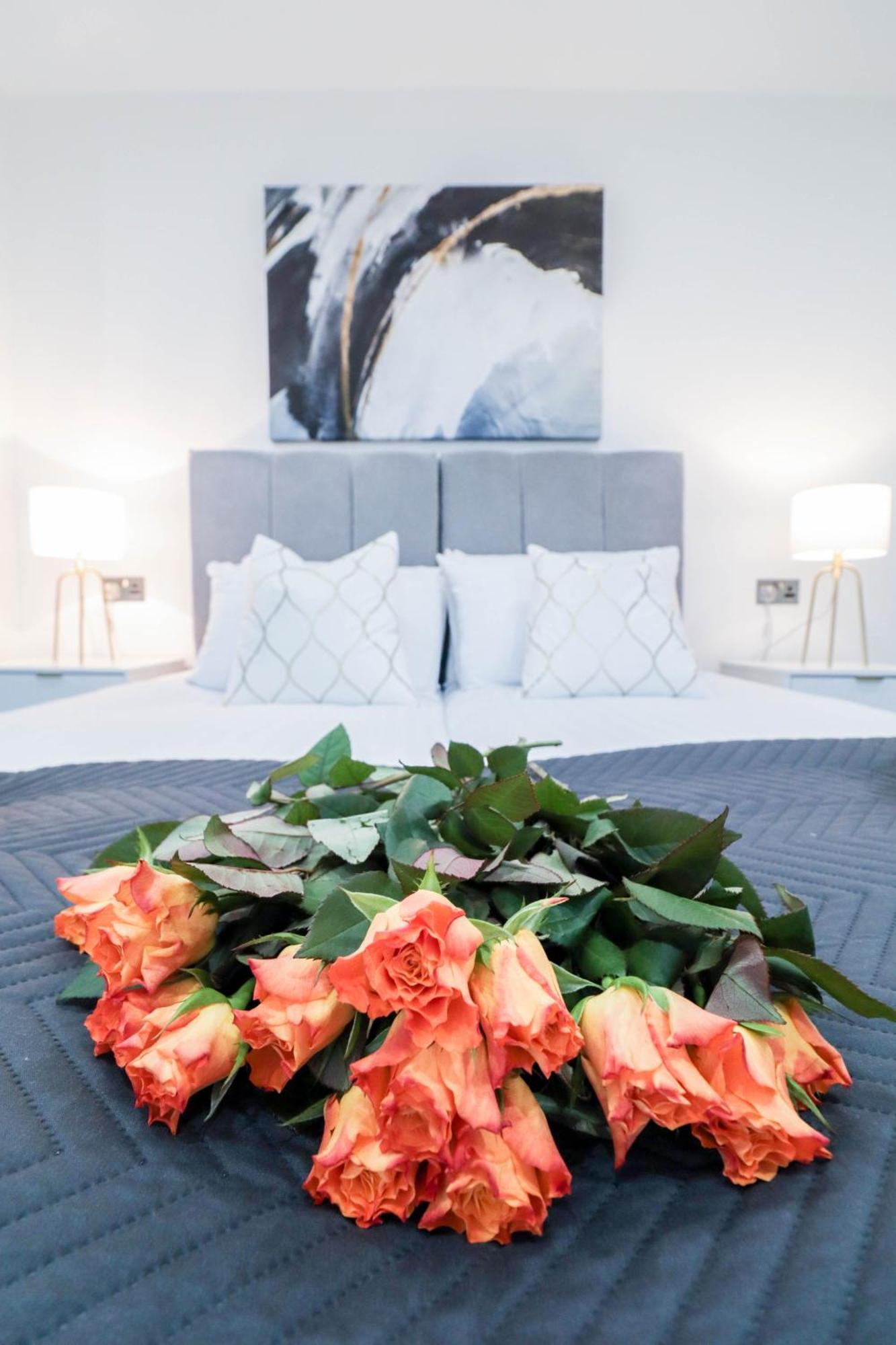 Elegant Apartments In Staines L Free Onsite Parking Exterior foto