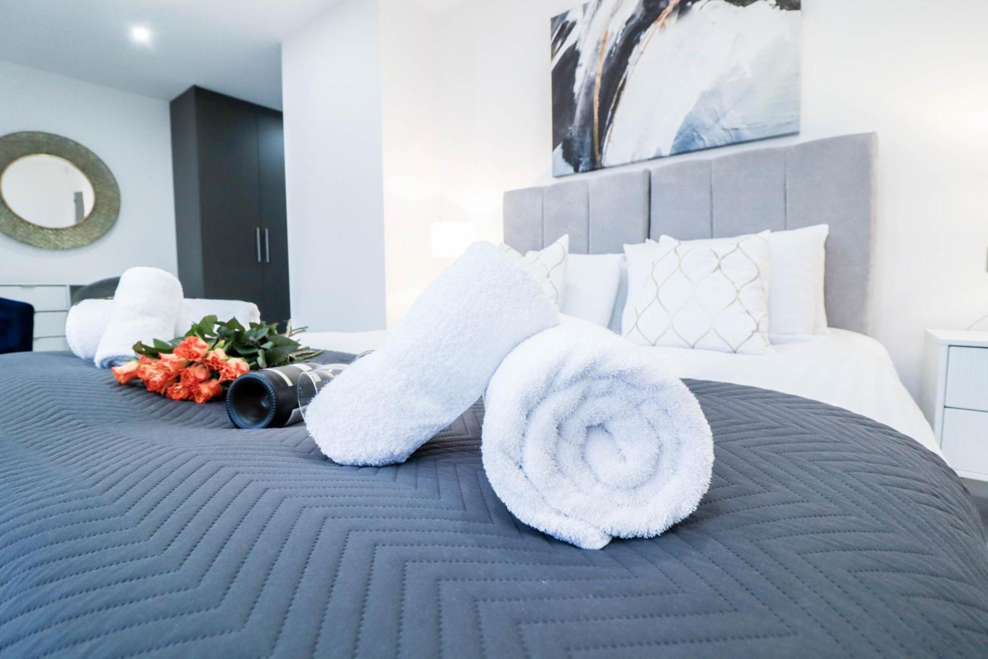 Elegant Apartments In Staines L Free Onsite Parking Exterior foto
