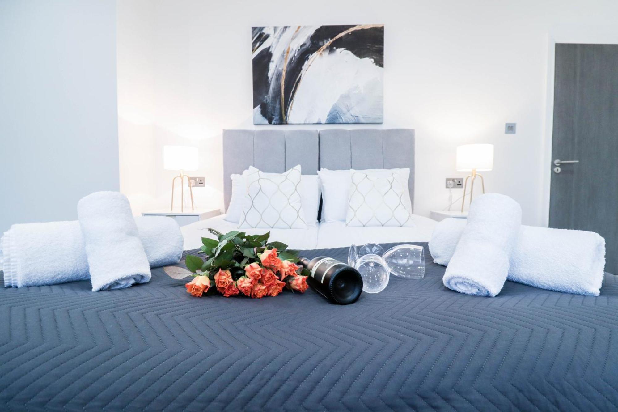 Elegant Apartments In Staines L Free Onsite Parking Exterior foto
