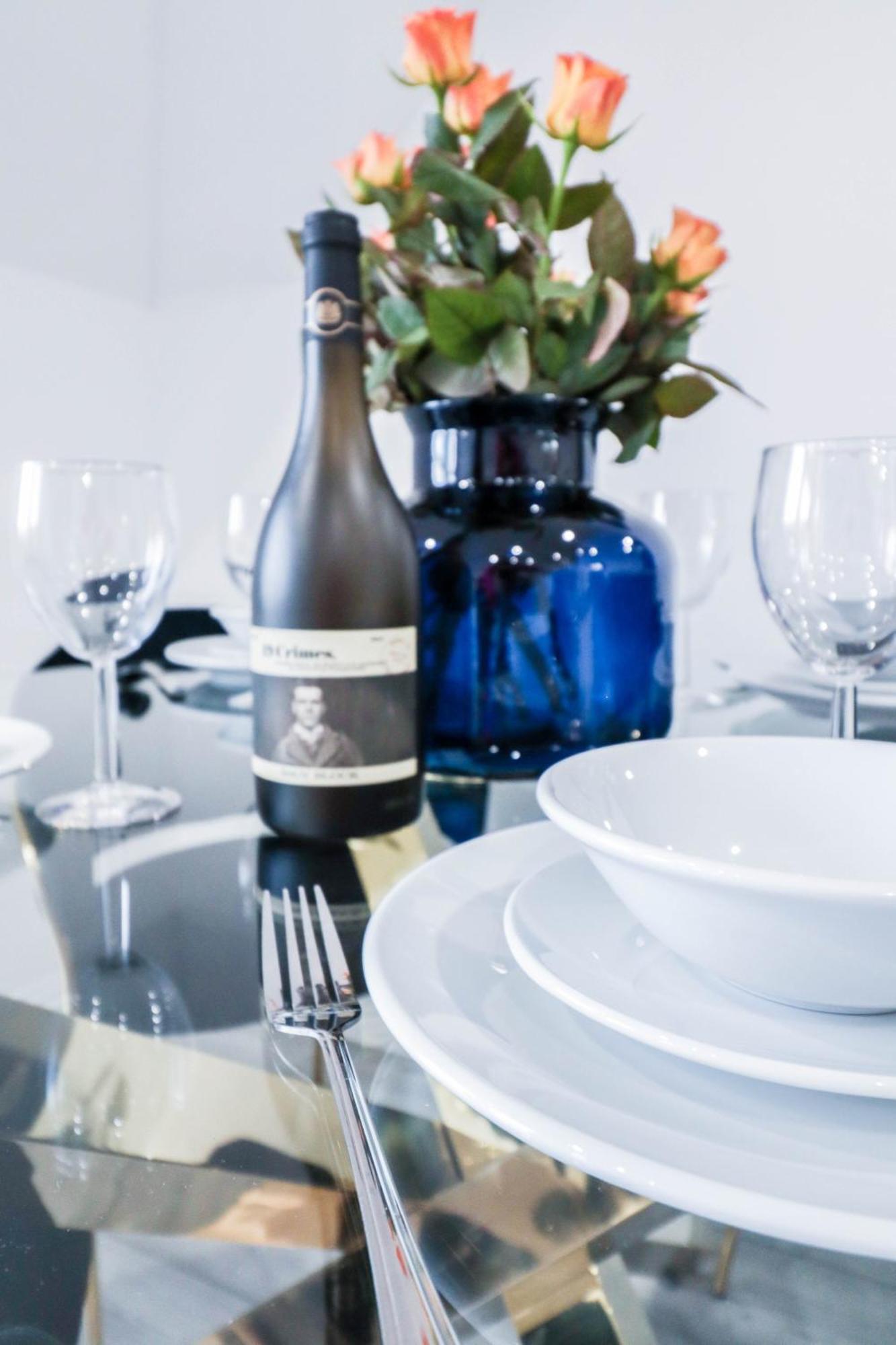 Elegant Apartments In Staines L Free Onsite Parking Exterior foto