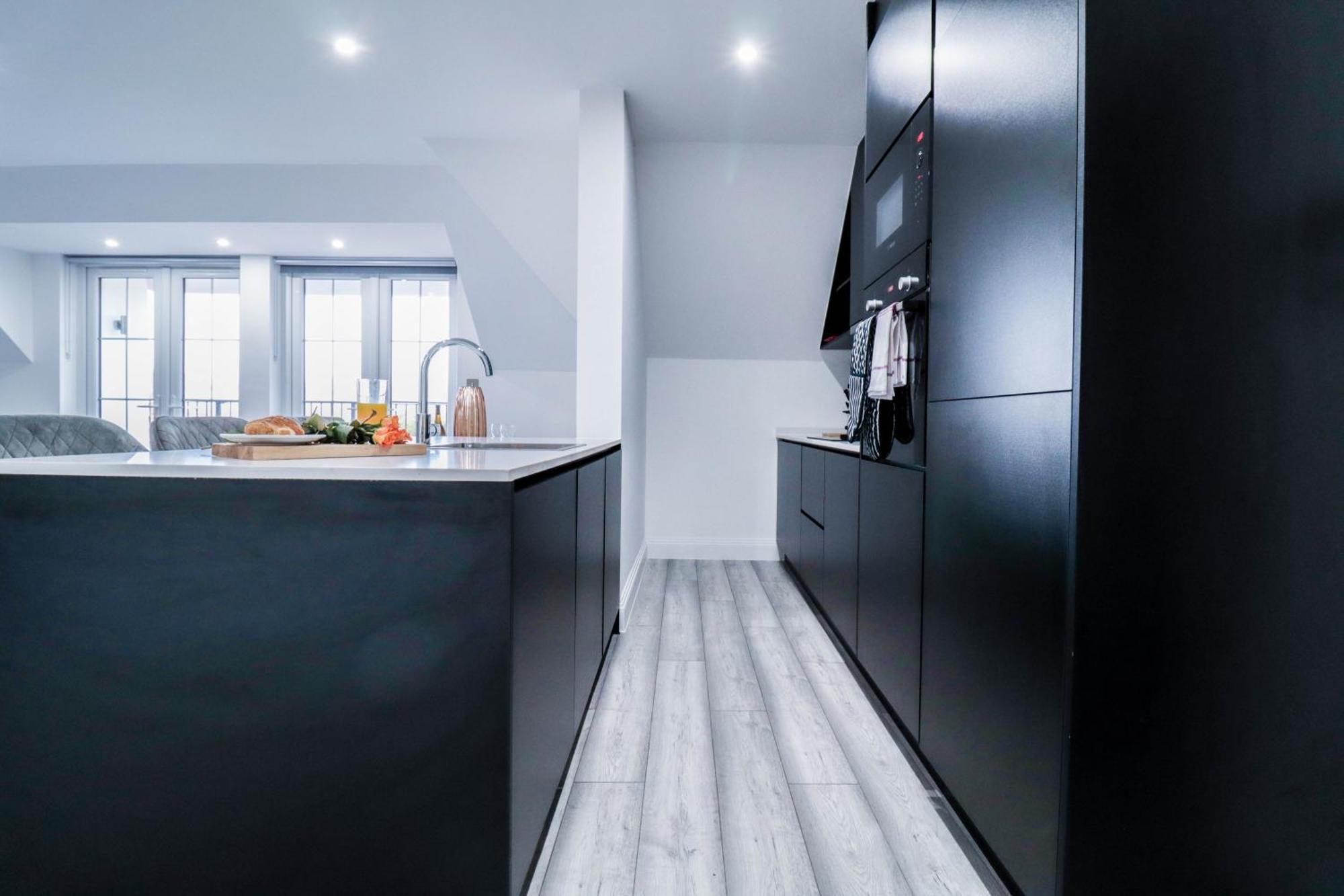 Elegant Apartments In Staines L Free Onsite Parking Exterior foto
