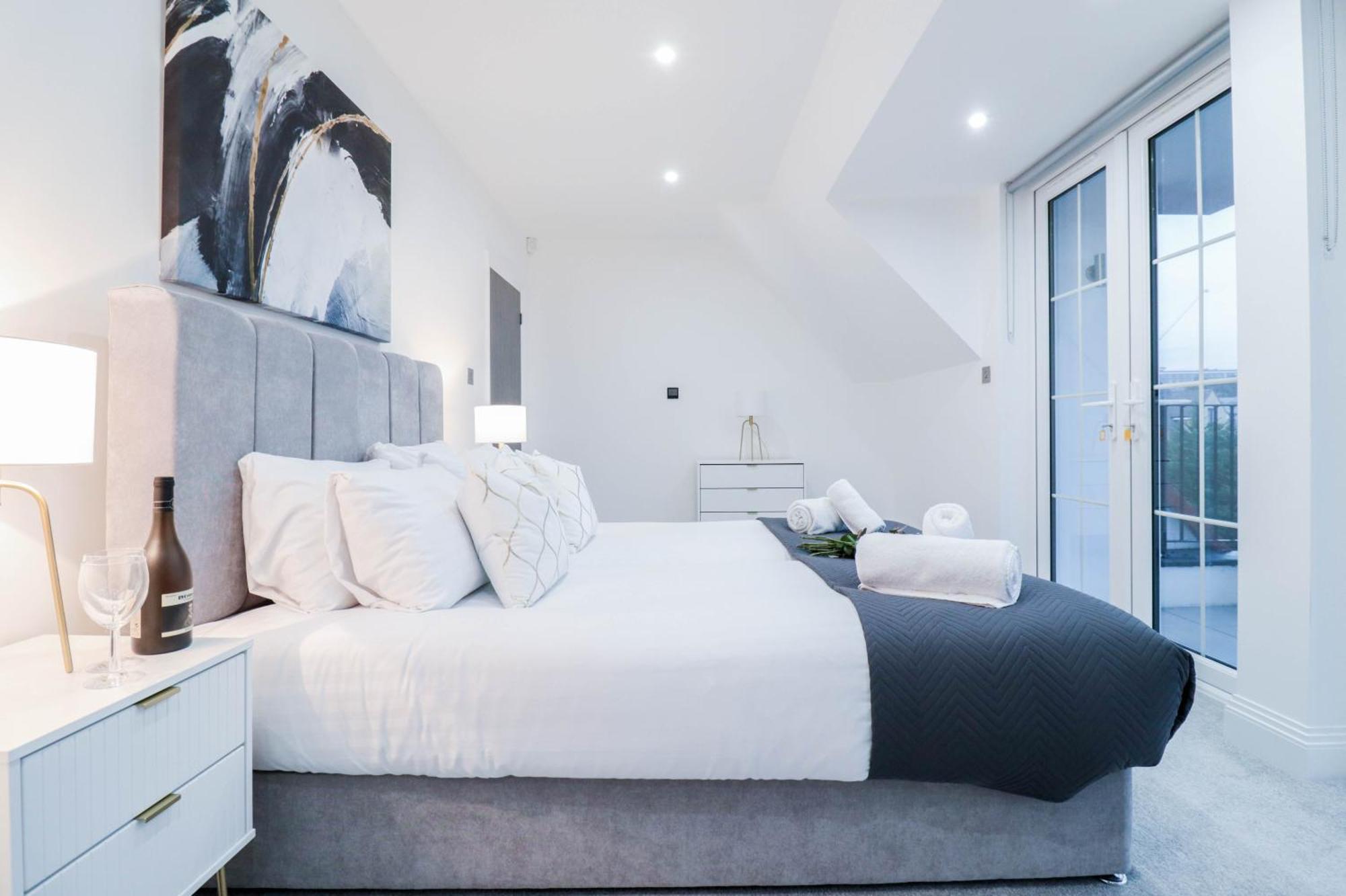 Elegant Apartments In Staines L Free Onsite Parking Exterior foto