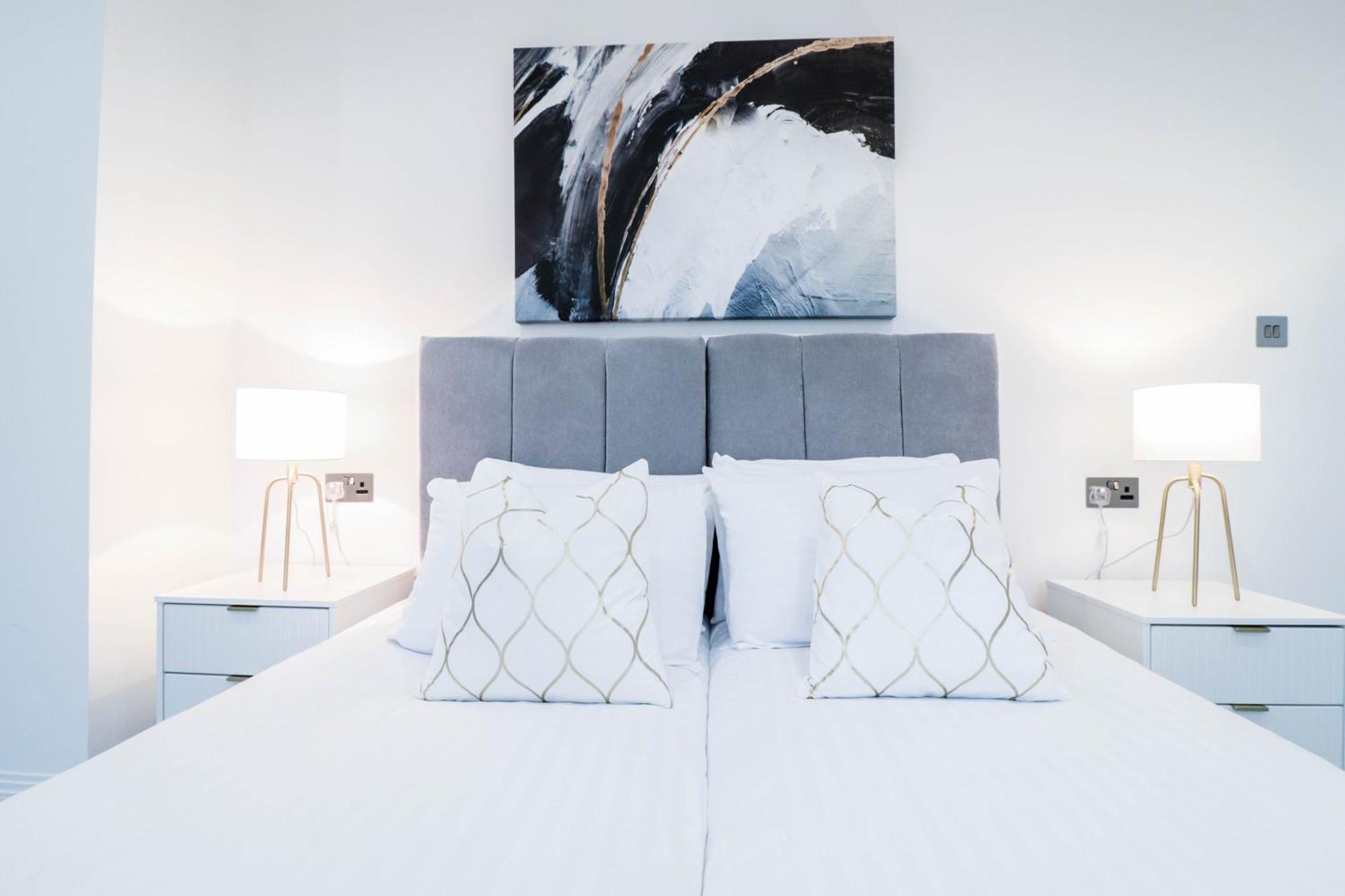 Elegant Apartments In Staines L Free Onsite Parking Exterior foto