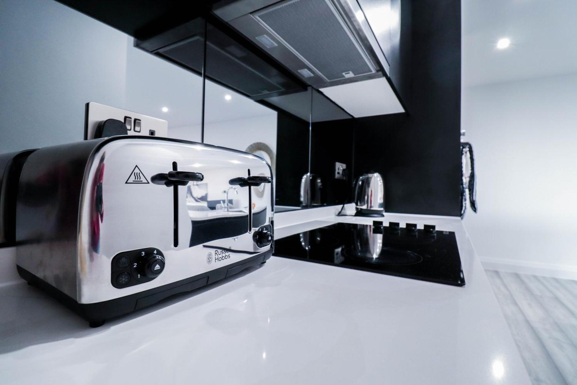 Elegant Apartments In Staines L Free Onsite Parking Exterior foto