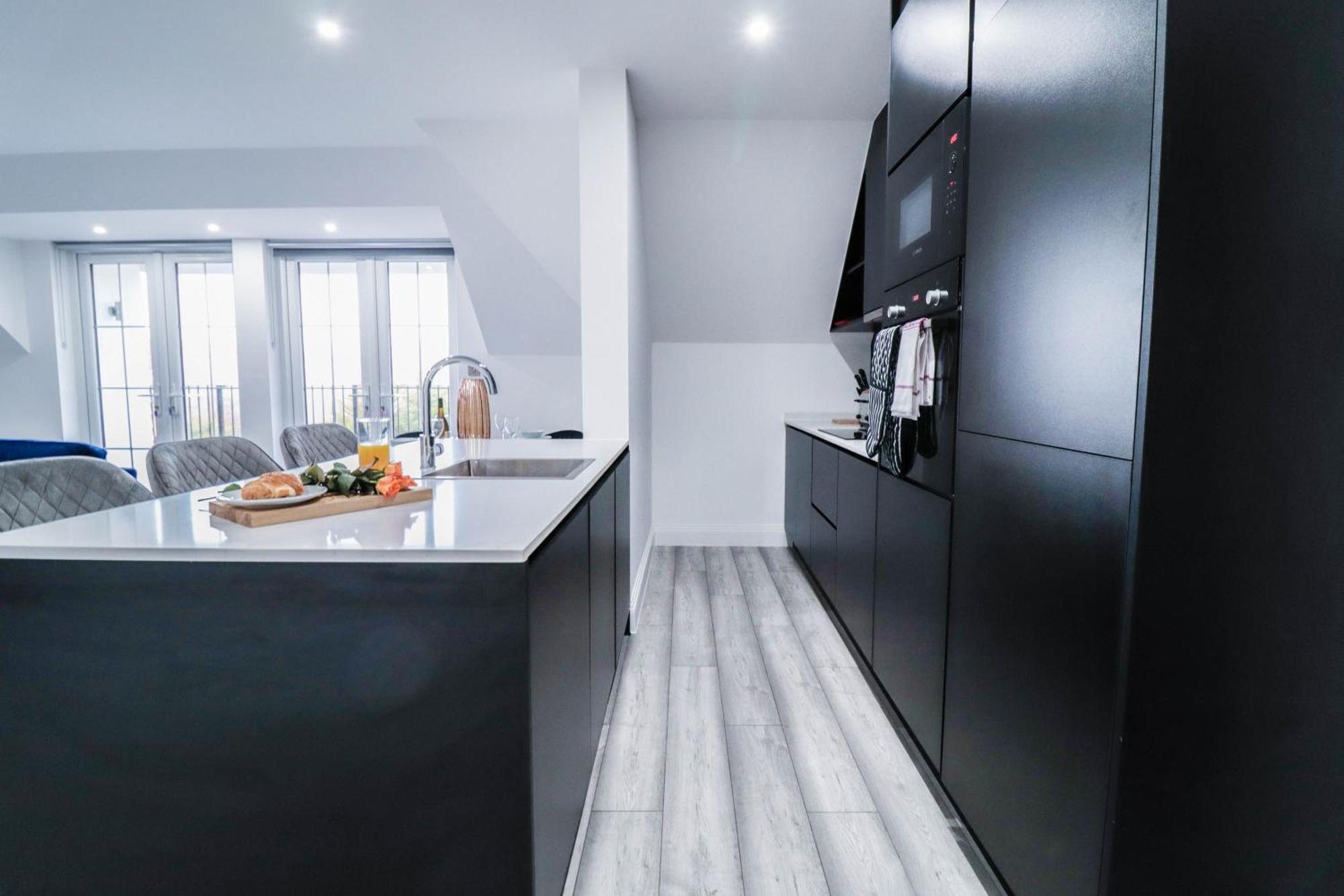 Elegant Apartments In Staines L Free Onsite Parking Exterior foto