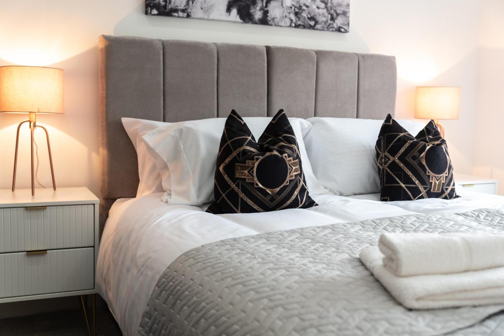 Elegant Apartments In Staines L Free Onsite Parking Exterior foto