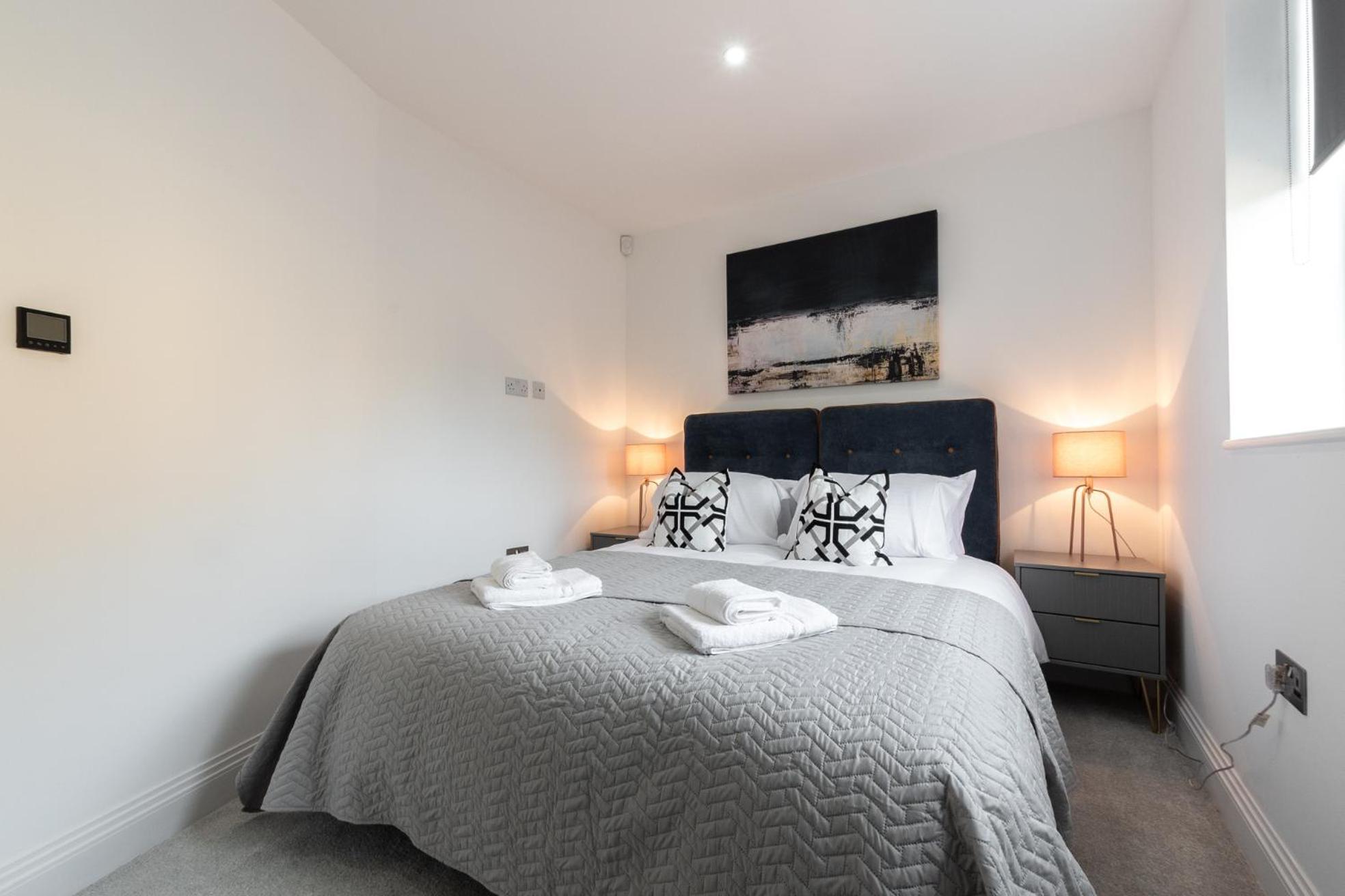 Elegant Apartments In Staines L Free Onsite Parking Exterior foto
